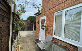 Studio-1-Staines/Heathrow/London-Own Entrance