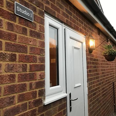 Studio-1-Staines/Heathrow/London-Own Entrance Exterior photo