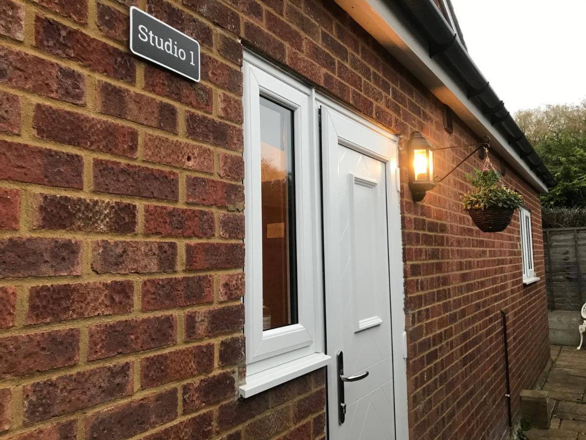 Studio-1-Staines/Heathrow/London-Own Entrance Exterior photo