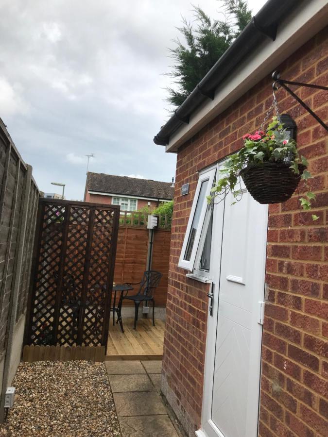 Studio-1-Staines/Heathrow/London-Own Entrance Exterior photo