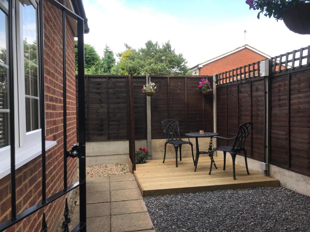 Studio-1-Staines/Heathrow/London-Own Entrance Exterior photo