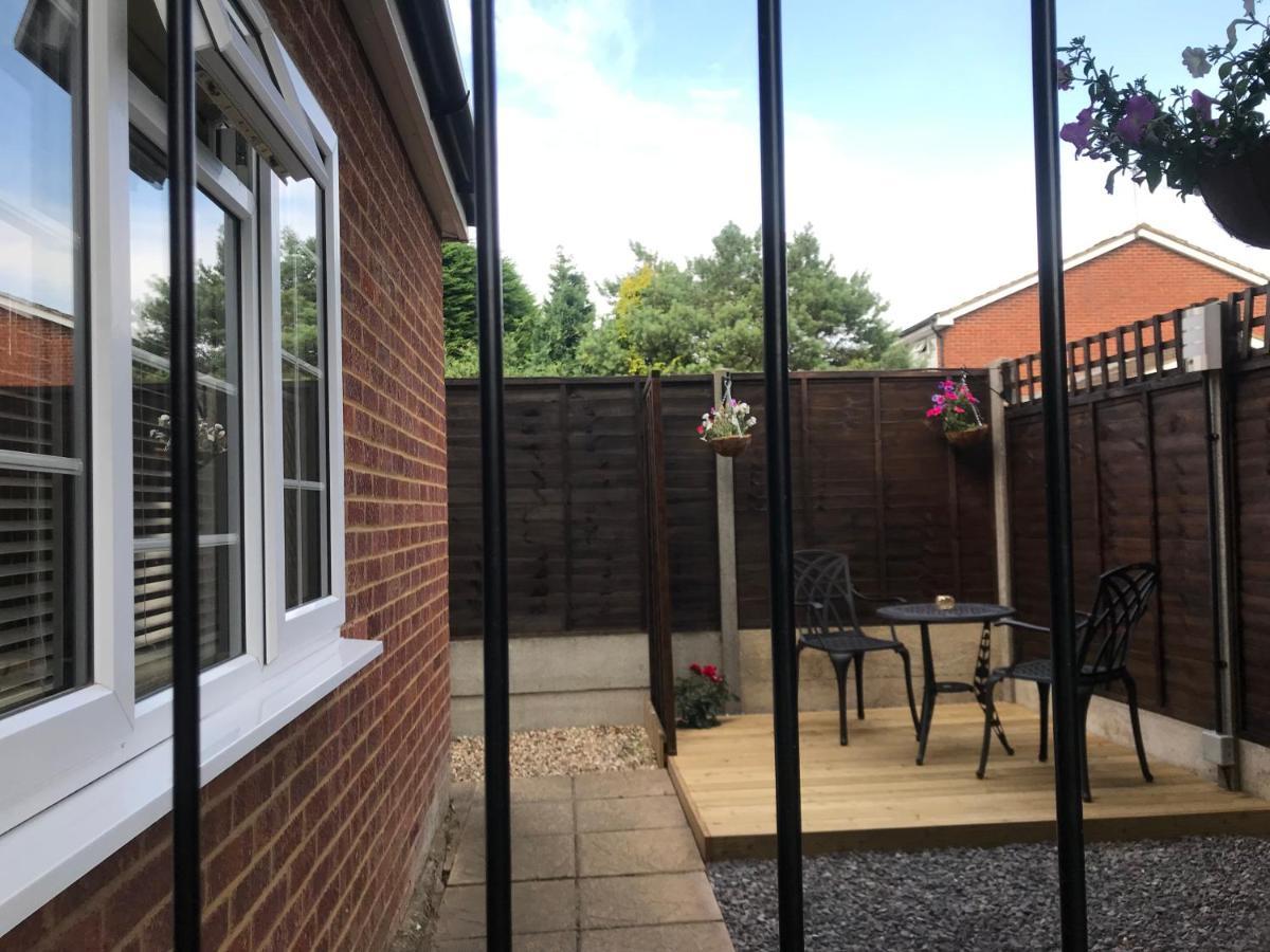 Studio-1-Staines/Heathrow/London-Own Entrance Exterior photo