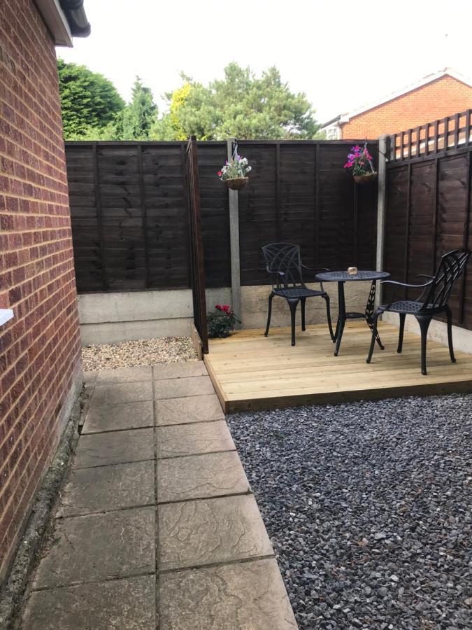 Studio-1-Staines/Heathrow/London-Own Entrance Exterior photo