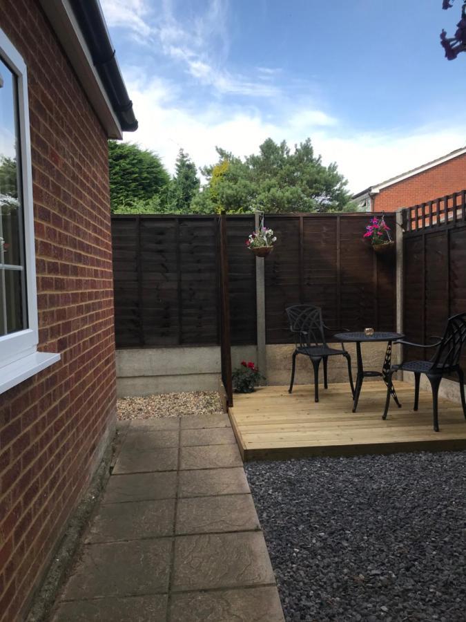 Studio-1-Staines/Heathrow/London-Own Entrance Exterior photo