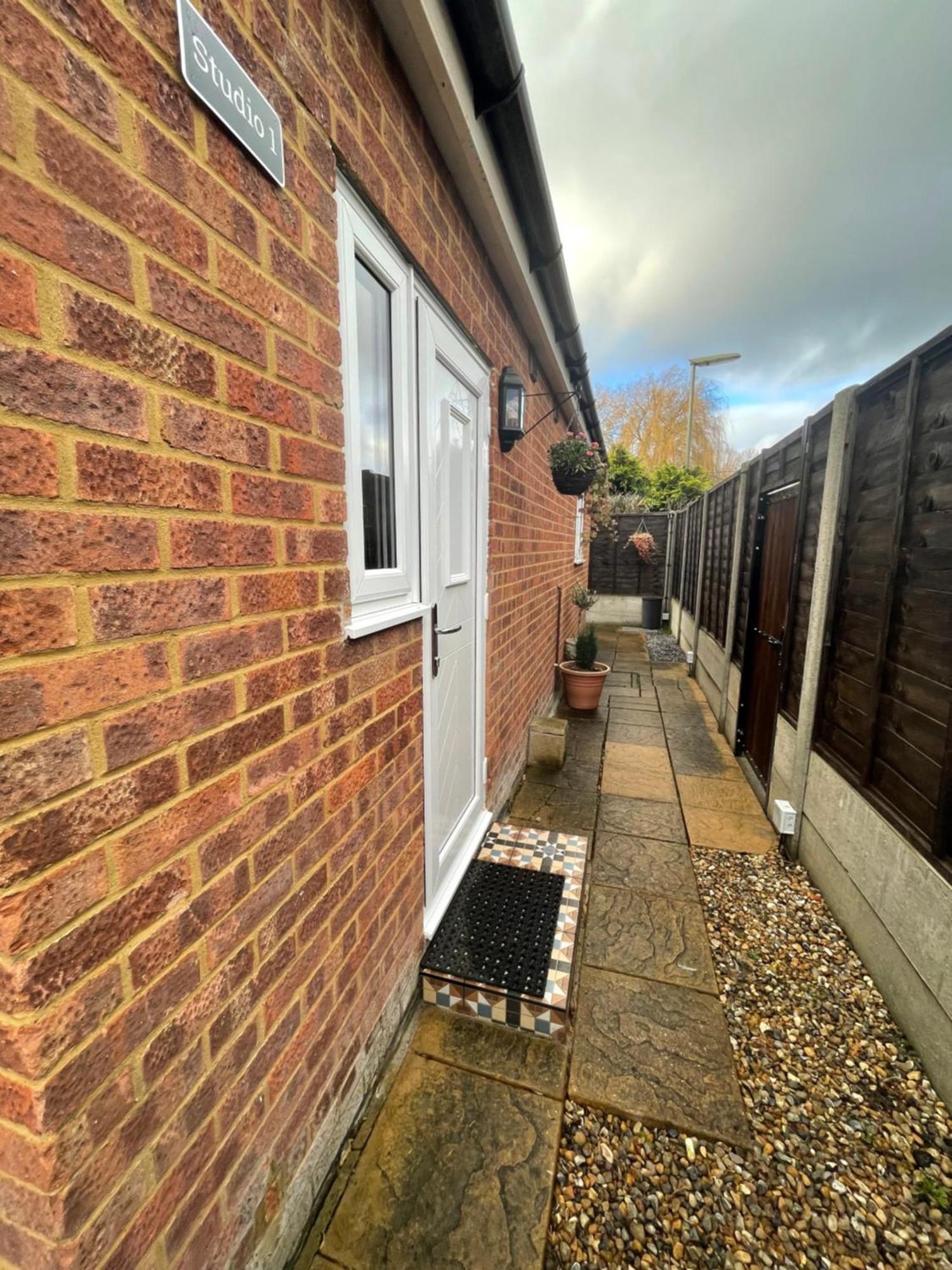 Studio-1-Staines/Heathrow/London-Own Entrance Exterior photo